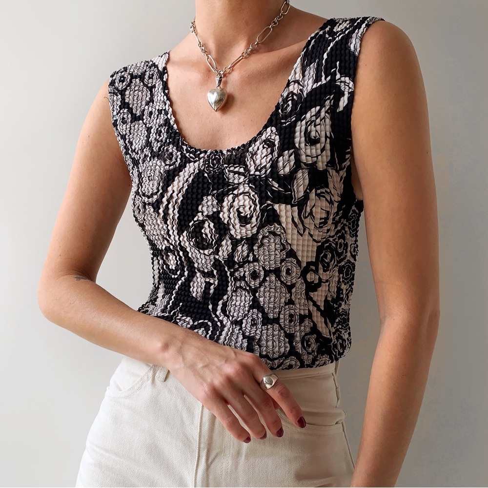Vintage crinkled fitted abstract floral print tank top black and white